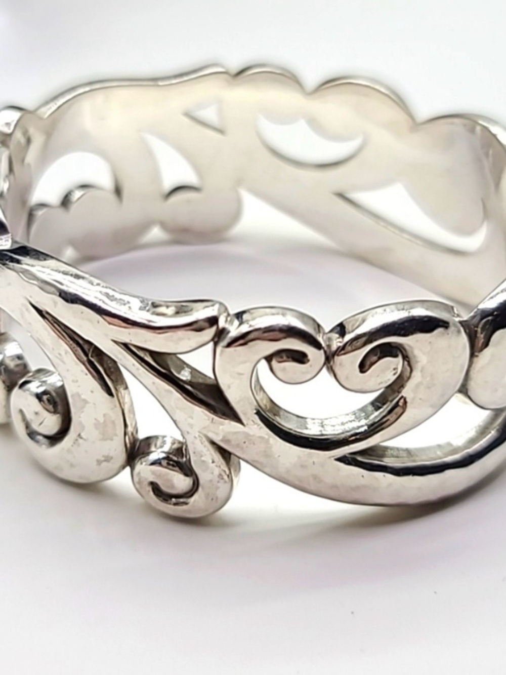 Brighton “Genoa Heart” Hammered Silver-tone Hinged ❤️ Bangle